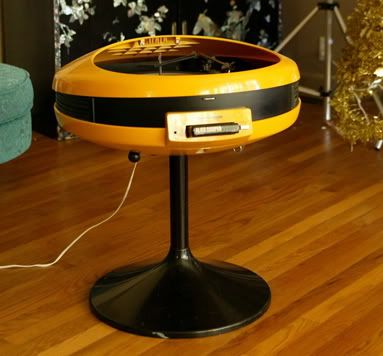 62456a72ffad2703_vintage-record-player-and-8.jpg