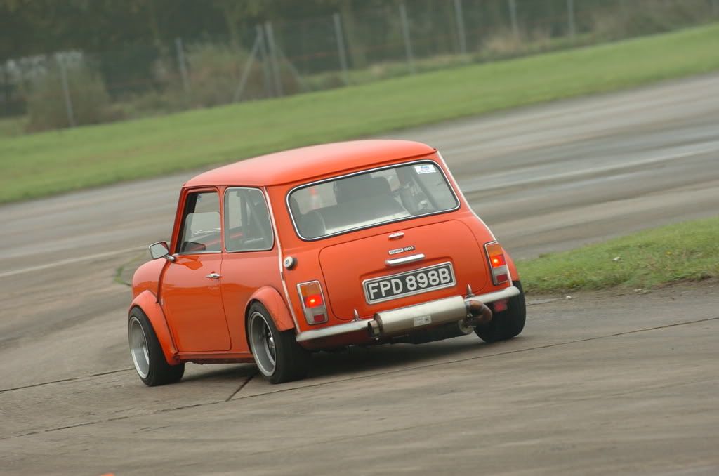 http://i165.photobucket.com/albums/u47/oli79_photos/elvingtontrackday011.jpg