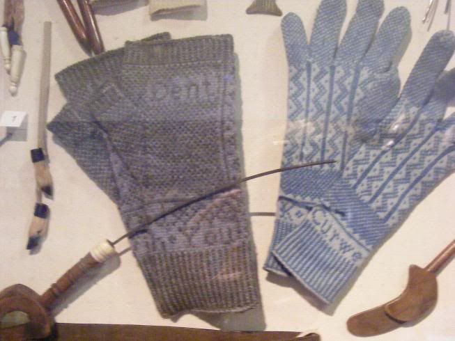 Hawes Museum, Gloves