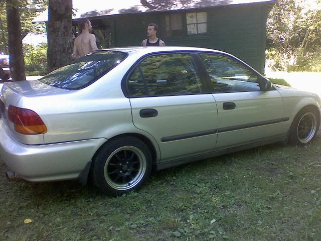 http://i165.photobucket.com/albums/u70/evilkid187/standingbymycar.jpg